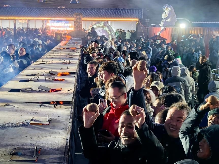 烏蘭哈達(dá)火山腳下“千人烤土豆”。人民網(wǎng)記者 苗陽(yáng)攝