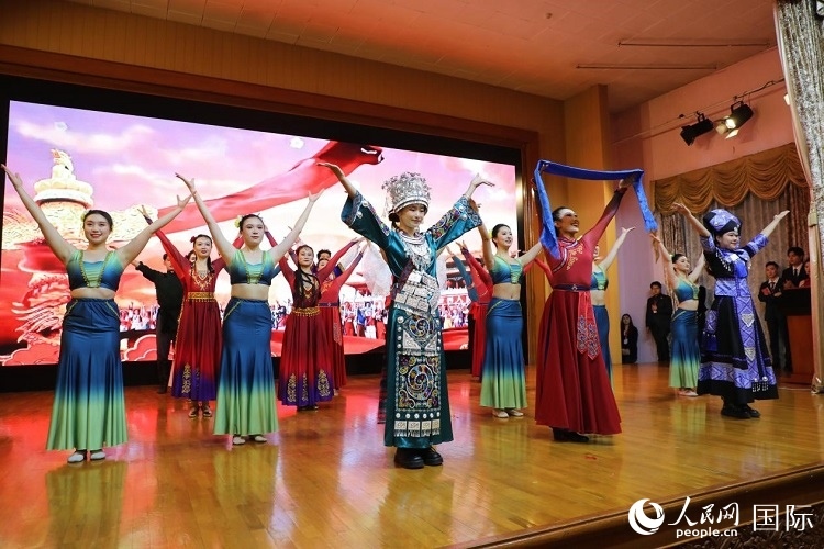 留俄學(xué)生進(jìn)行民族舞表演。人民網(wǎng)記者 隋鑫攝