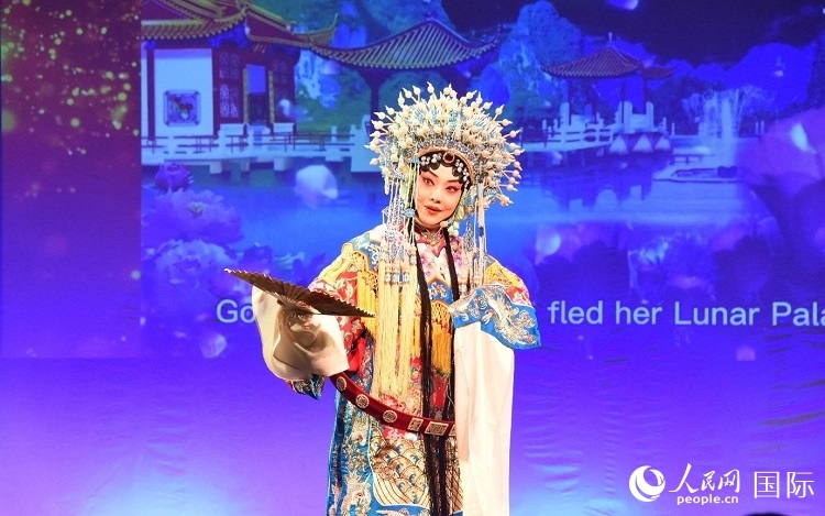 京劇經(jīng)典選段《貴妃醉酒》。人民網(wǎng)記者 殷淼攝