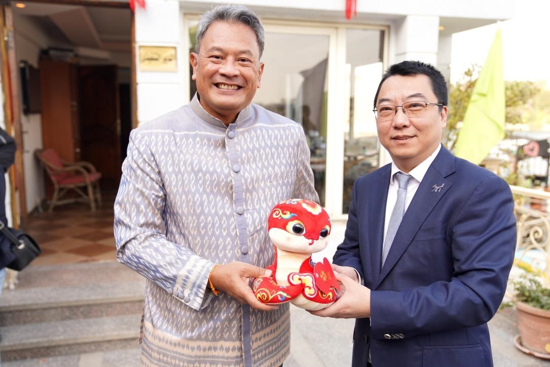 中國駐埃及使館參贊兼開羅中國文化中心主任張易向塔納瓦大使贈送2025“歡樂春節(jié)”吉祥蛇。開羅中國文化中心供圖