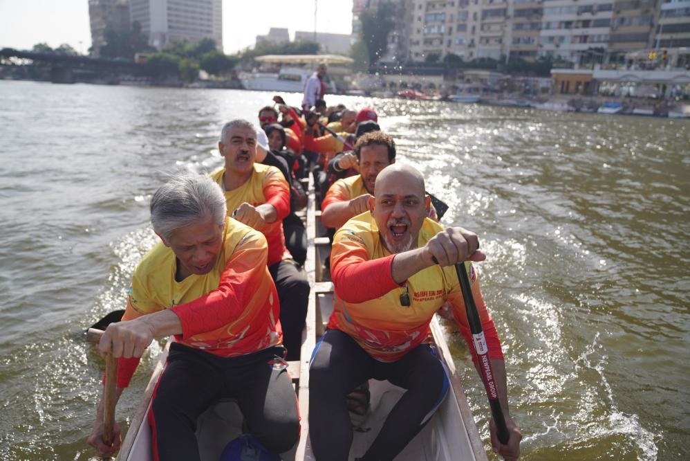 活動現(xiàn)場龍舟競技，共慶春節(jié)。開羅中國文化中心供圖