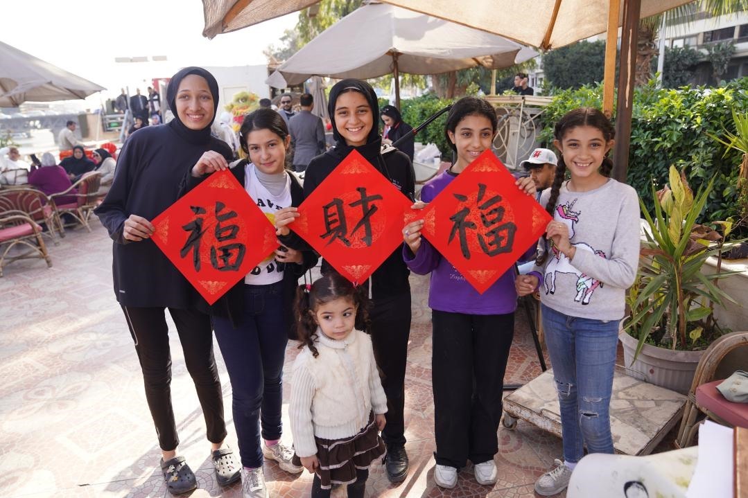 埃及民眾參與中國文化體驗活動。開羅中國文化中心供圖