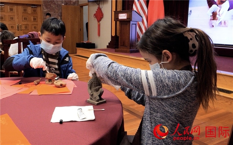 “我是文物修復(fù)師”活動環(huán)節(jié)。李鑫江攝