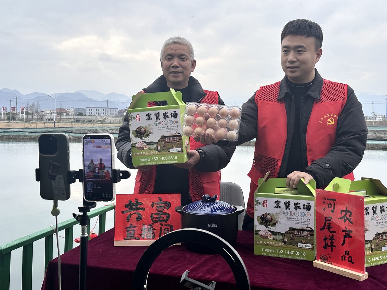 在蒼南金鄉(xiāng)鎮(zhèn)，永興、半浹連、河尾垟?shù)犬斈晔転牡呐R近村落，正連片建設美麗江南水鄉(xiāng)新景。圖為河尾垟村設在河邊的“共富直播間”。金鄉(xiāng)鎮(zhèn) 供圖