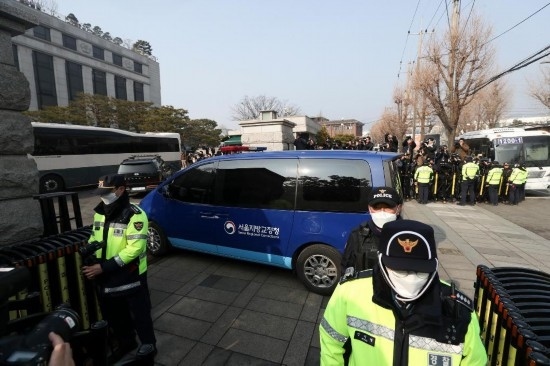  1月21日，尹錫悅乘坐的車輛進(jìn)入韓國首爾的憲法法院。新華社記者姚琪琳攝