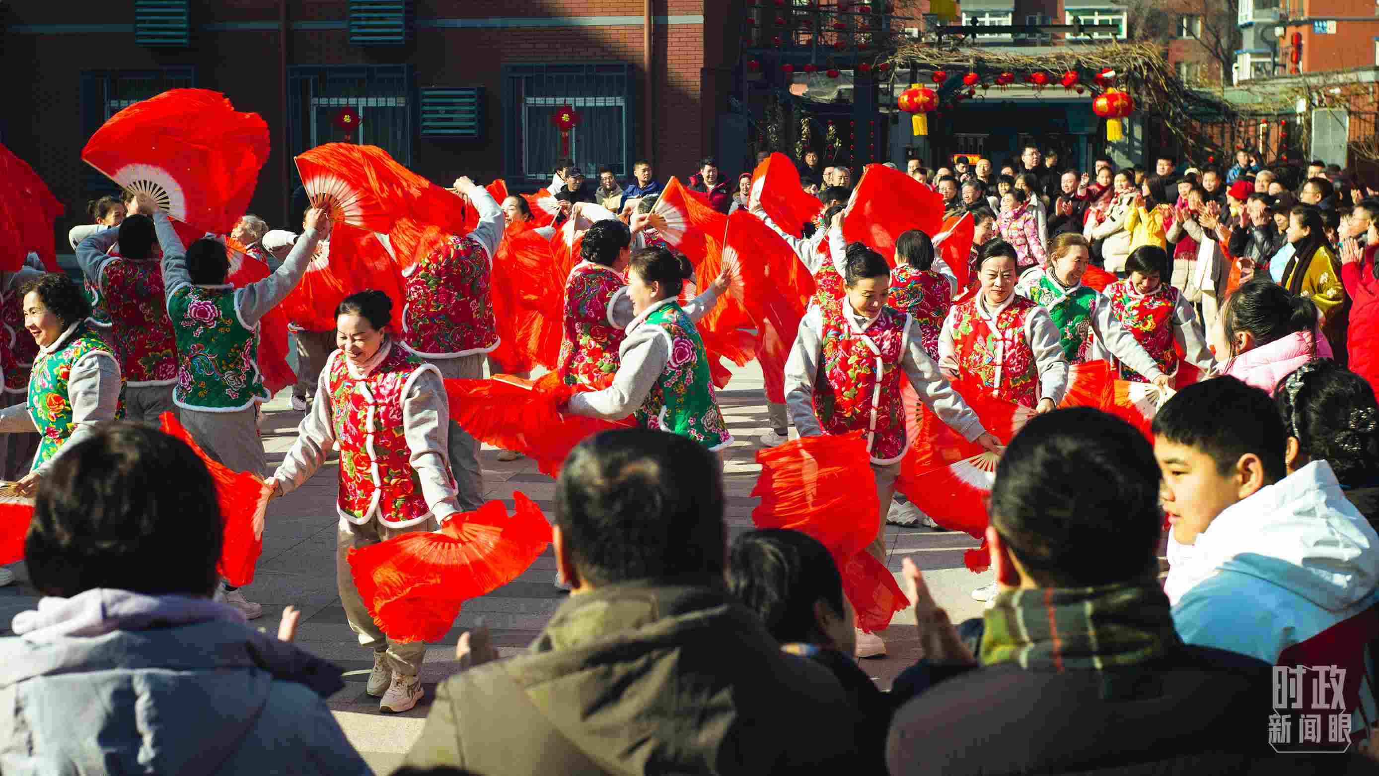 長安小區(qū)文化廣場上，居民們扭起歡快的秧歌。（總臺央視記者彭漢明拍攝）