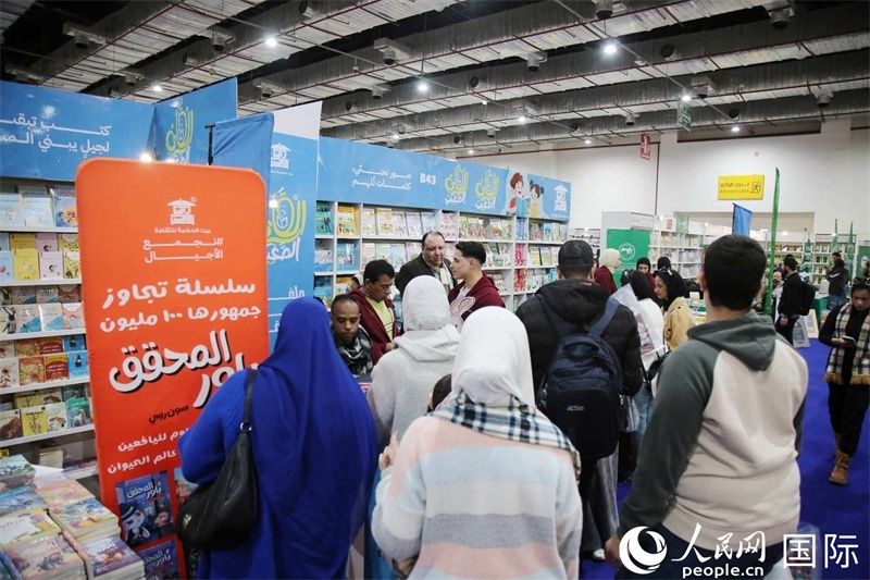 觀眾參觀書展展臺。人民網(wǎng)記者 黃培昭攝