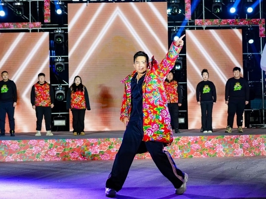 健身教練劉畊宏耐心帶領(lǐng)現(xiàn)場(chǎng)以及線上的朋友們進(jìn)行熱身。人民網(wǎng)記者 許維娜攝