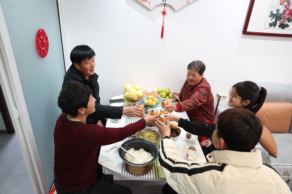 2025年1月22日，遼寧省葫蘆島市綏中縣祝家溝村村民朱西存一家在新房里。新華社記者姚劍鋒 攝