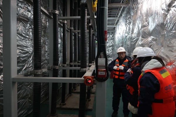 運(yùn)維人員在風(fēng)電場(chǎng)海上升壓站上進(jìn)行巡視檢查。受訪者供圖