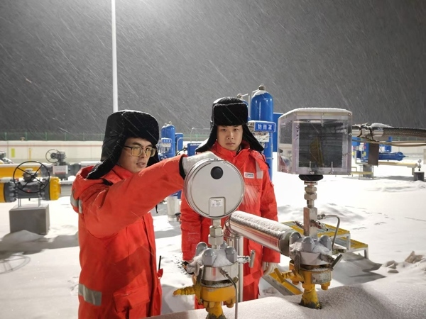 黑河作業(yè)區(qū)員工夜間對(duì)天然氣管道進(jìn)行巡檢。受訪者供圖