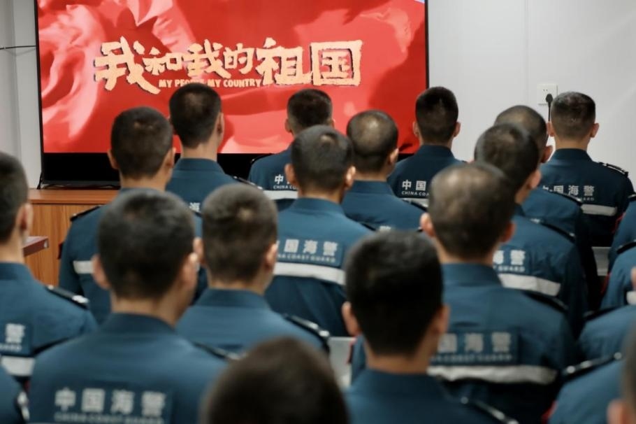 1月25日，中國海警海鷗艦組織艦上執(zhí)法員觀看紅色電影。