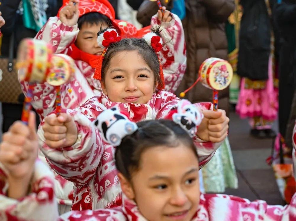 △新疆大巴扎社火迎新春，孩子們在現場表演。