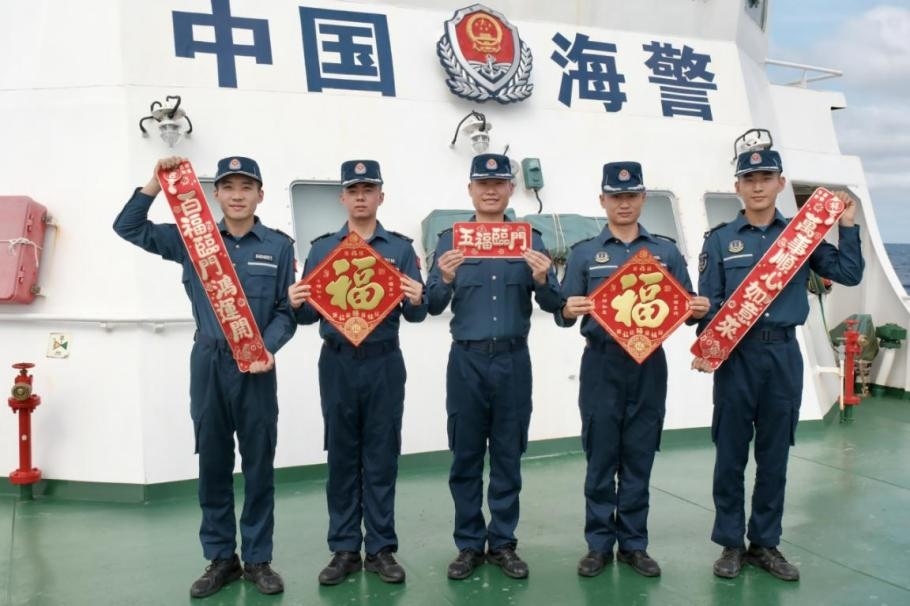 1月27日，中國海警海鷗艦執(zhí)法員們展示春聯(lián)福字，慶祝農(nóng)歷春節(jié)。