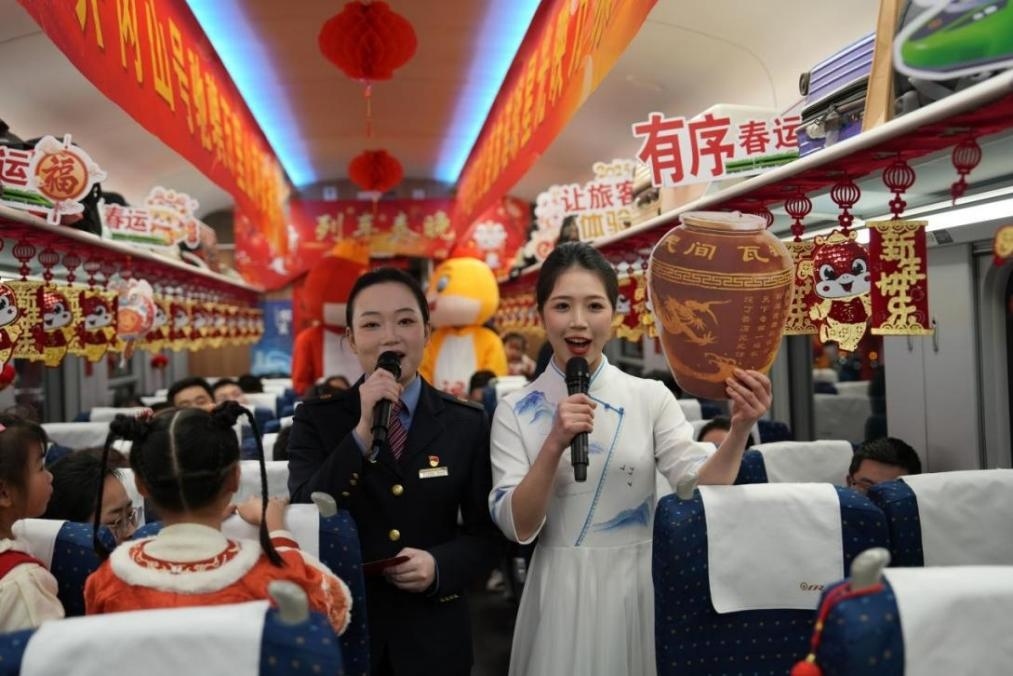 列車乘務(wù)員向旅客介紹江西美食——瓦罐湯。人民網(wǎng) 歐陽易佳攝