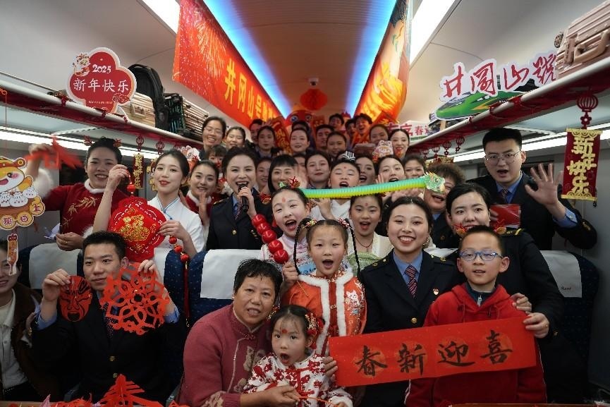 全體演職人員與旅客大合影。人民網(wǎng) 歐陽易佳攝