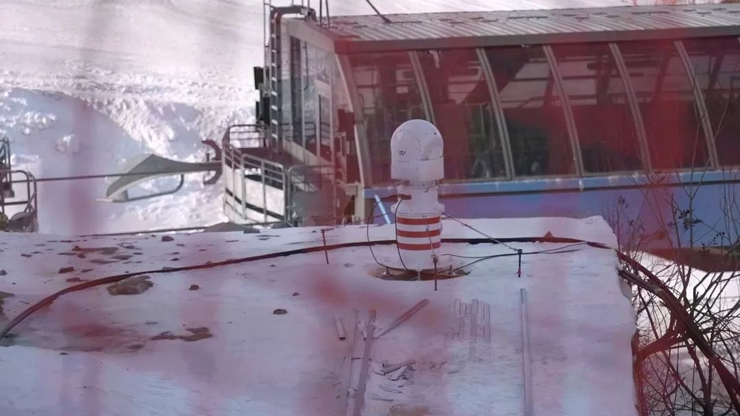 設在坡面障礙技巧和大跳臺雪道旁的激光測風雷達。氣象部門供圖