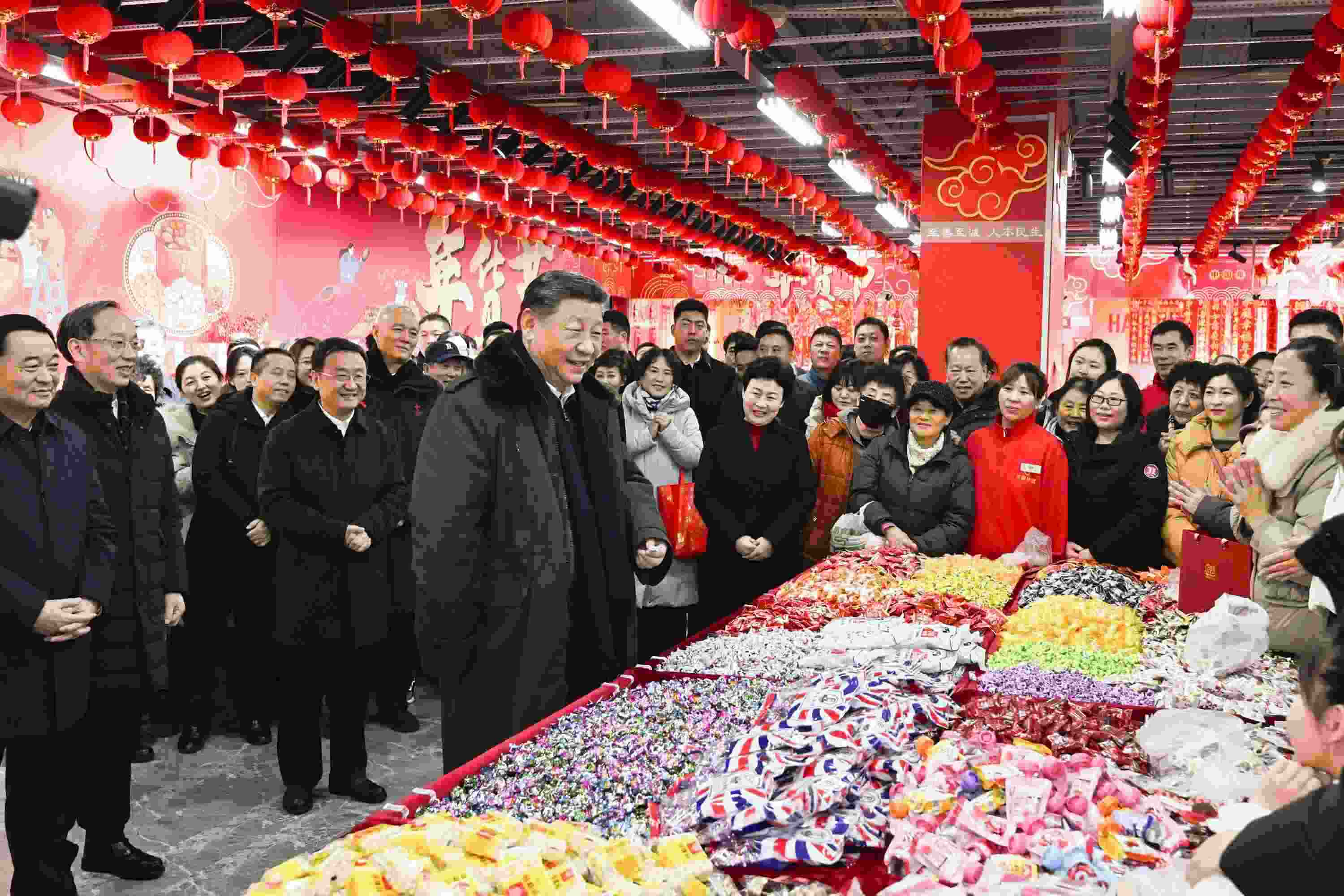 2025年1月23日，習(xí)近平總書記在遼寧沈陽大東副食品商場(chǎng)考察時(shí)，同店主和顧客親切交流，向大家致以新春祝福。
