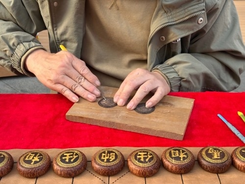 柯秋楓正在雕刻。人民網(wǎng) 陳葉欣攝