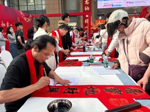 活動(dòng)現(xiàn)場(chǎng)贈(zèng)送春聯(lián)和福字。人民網(wǎng) 陳葉欣攝