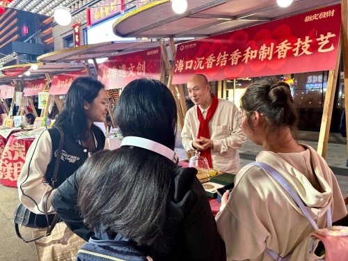 魏希望在非遺集市上介紹沉香。人民網(wǎng) 陳葉欣攝