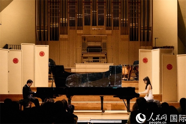 旅英鋼琴家李勁峰和郭鑫弈雙鋼琴“斗琴”。楊浩鵬攝