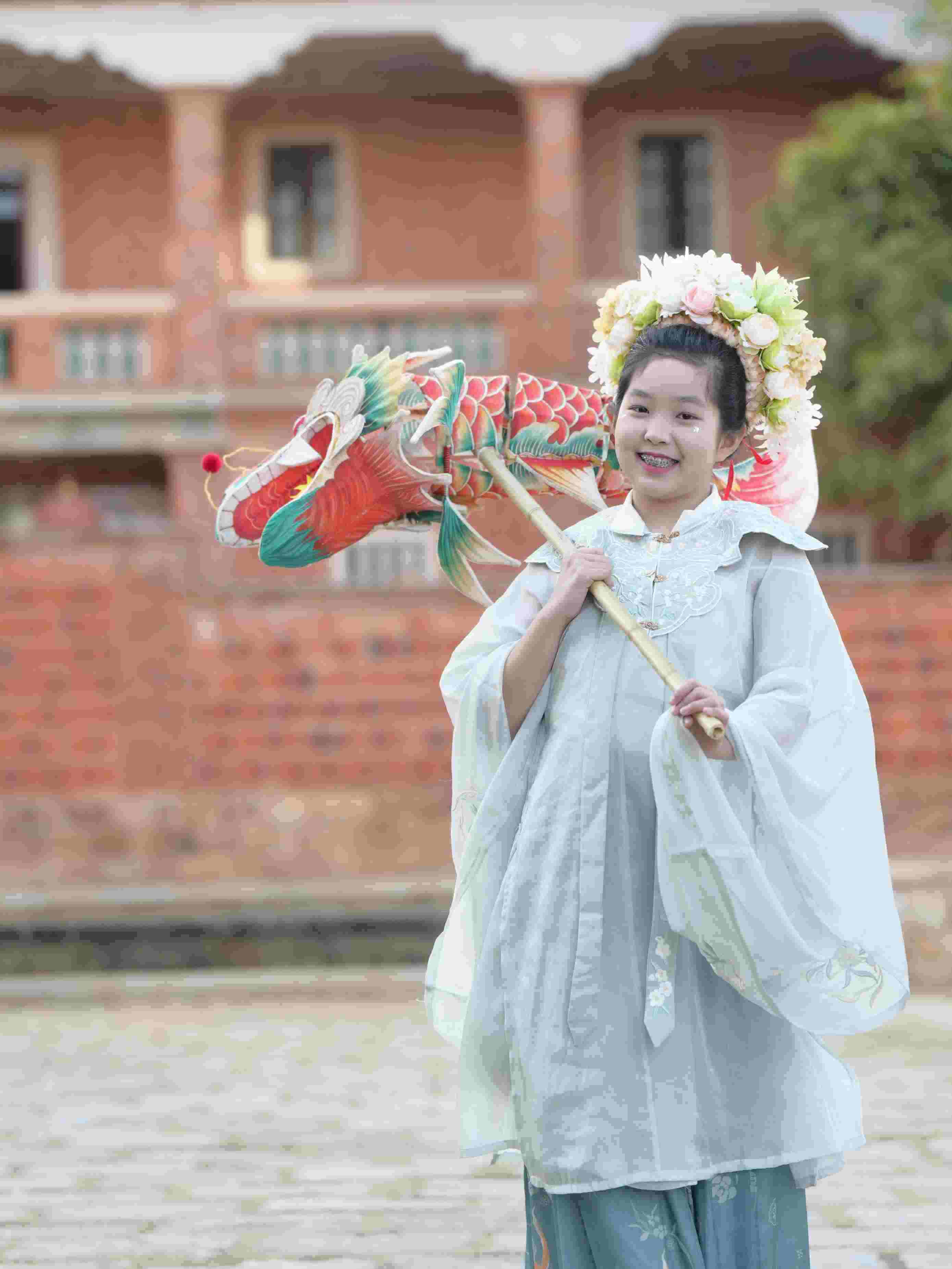 在泉州，沈女士為女兒拍下頭戴簪花的照片。受訪者供圖