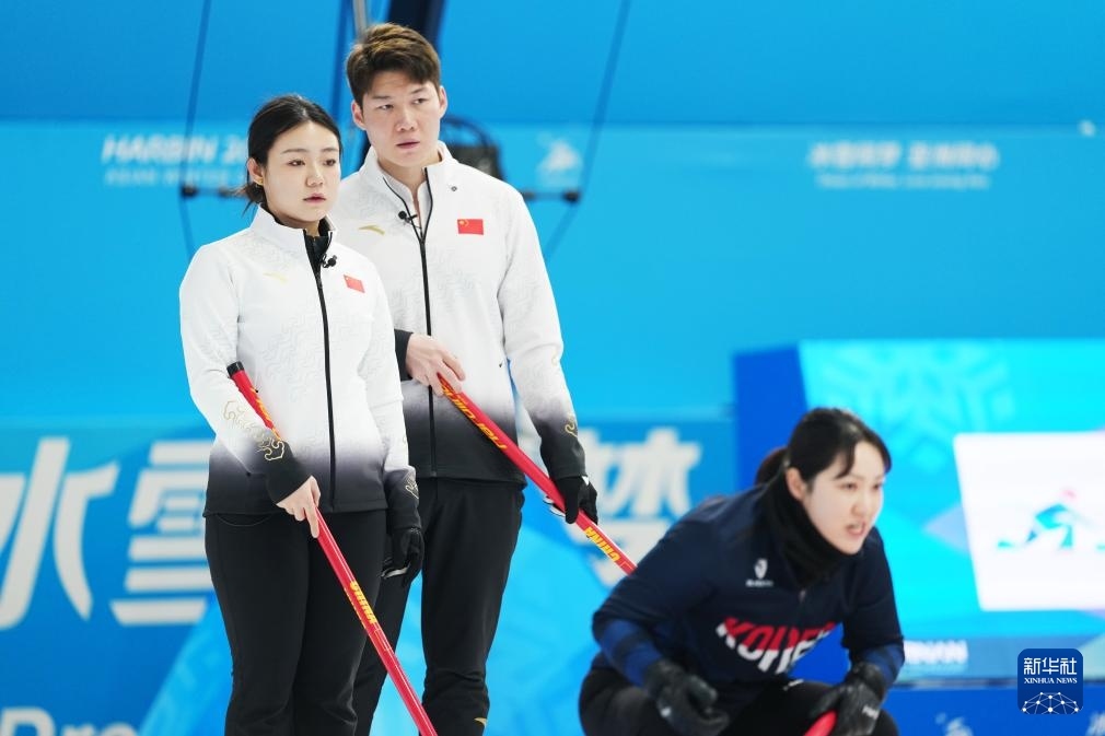 2月6日，中國隊(duì)選手王智宇（中）、韓雨（左）在比賽中。新華社記者 王松 攝
