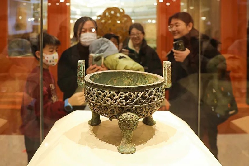 “尋蛇——藏在山西博物院里的蛇”展出的蟠蛇紋鏤空鼎。山西博物院供圖