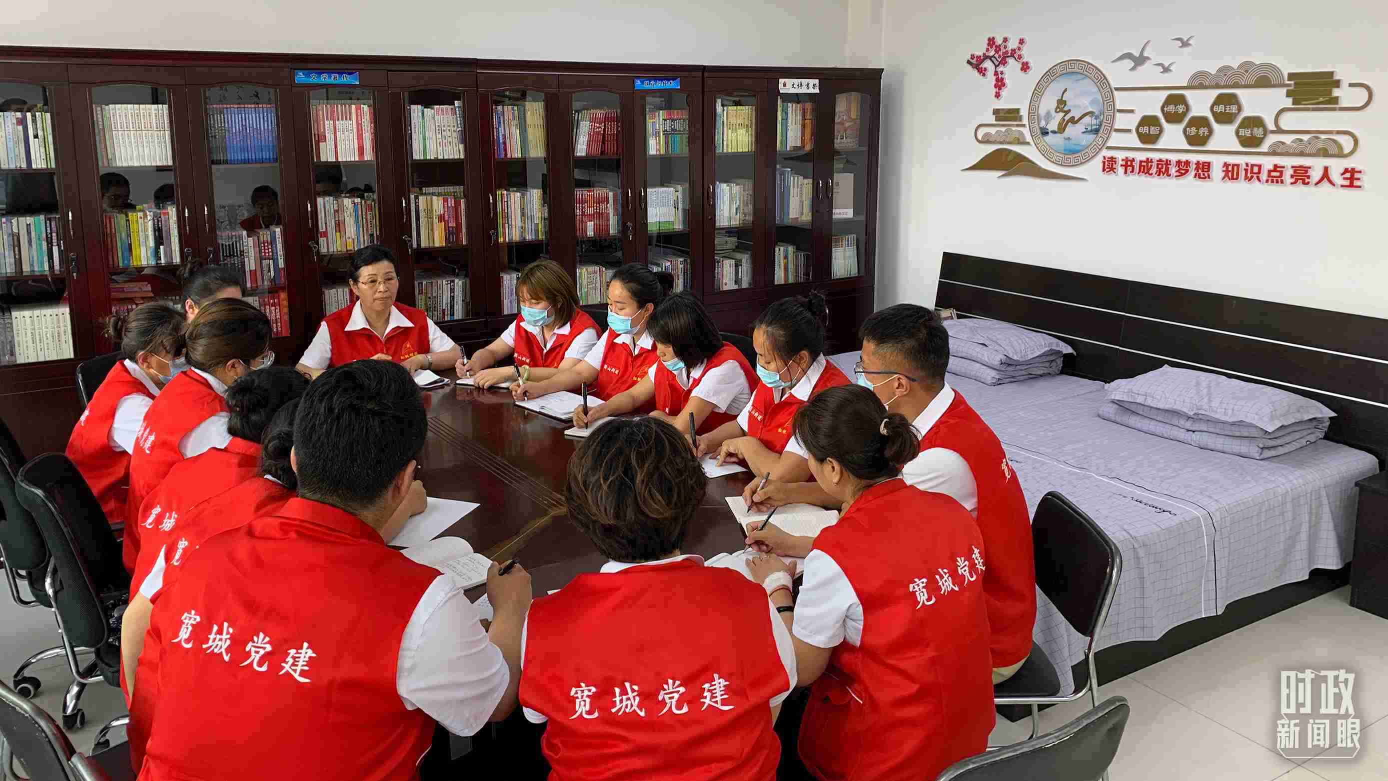 △吉林長春，長山花園社區(qū)黨建討論會(huì)。（總臺(tái)央視記者趙化拍攝）