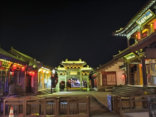 道歉公告發(fā)布后，凌晨5時的古城。人民網(wǎng)記者 黃鈺攝