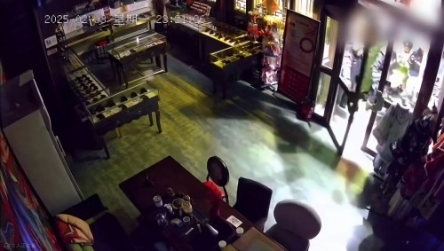 網(wǎng)傳“破門亮燈”畫面。網(wǎng)絡(luò)視頻截圖