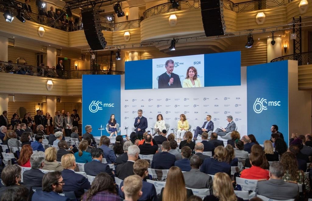 2024年2月18日，慕安會主席克里斯托夫·霍伊斯根（中左二）在德國慕尼黑舉行的第60屆慕尼黑安全會議上發(fā)表閉幕致辭。新華社記者 張帆 攝