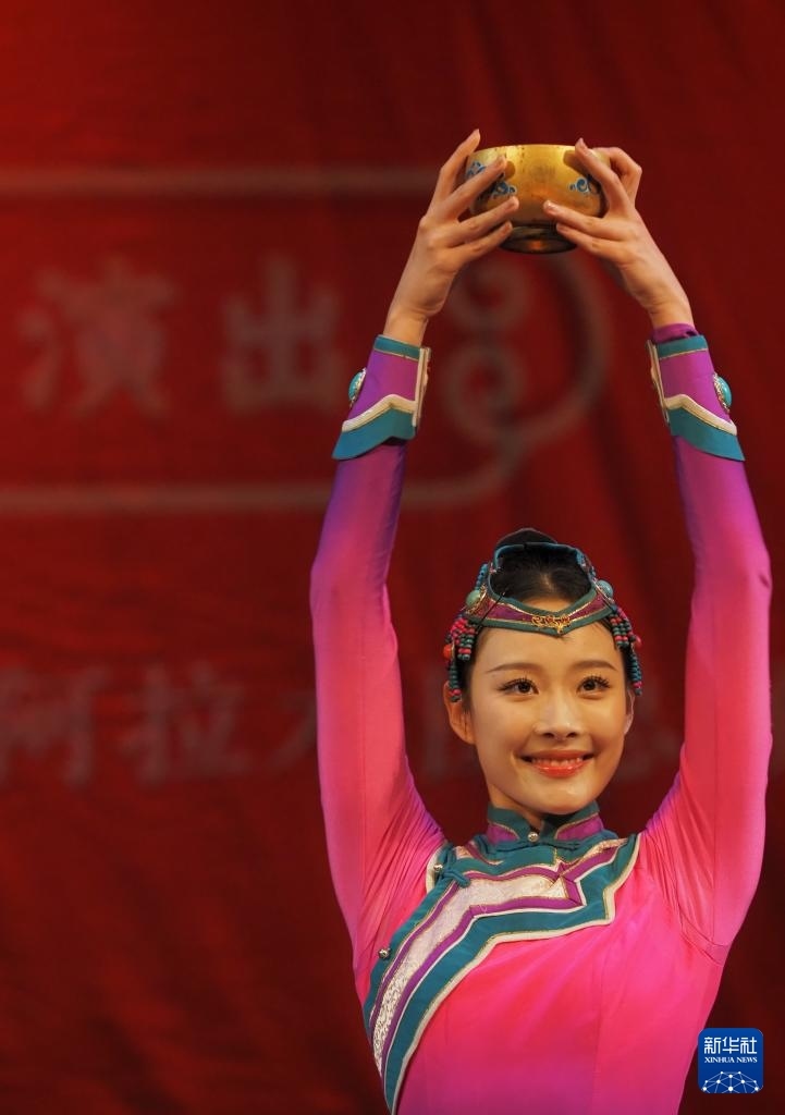 2月11日，在哈薩克斯坦阿拉木圖的阿拜國家歌劇和芭蕾舞劇院，中國演員表演舞蹈。新華社記者 趙宇 攝