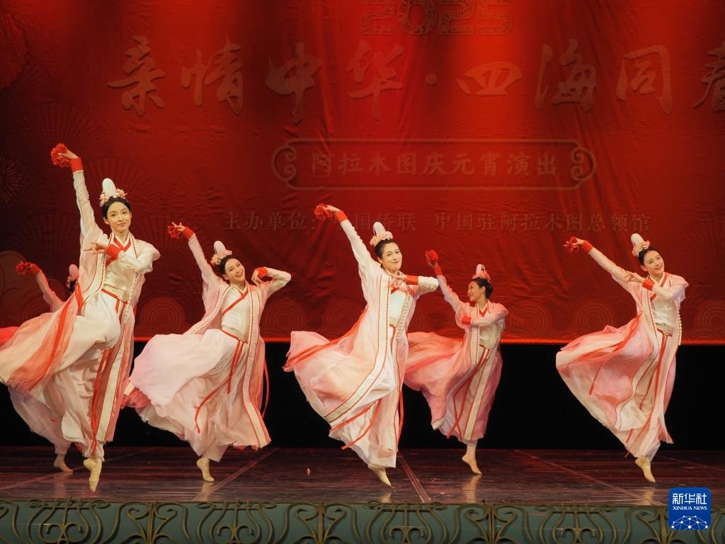 2月11日，在哈薩克斯坦阿拉木圖的阿拜國家歌劇和芭蕾舞劇院，中國演員表演舞蹈《元日霓裳》。新華社記者 趙宇 攝