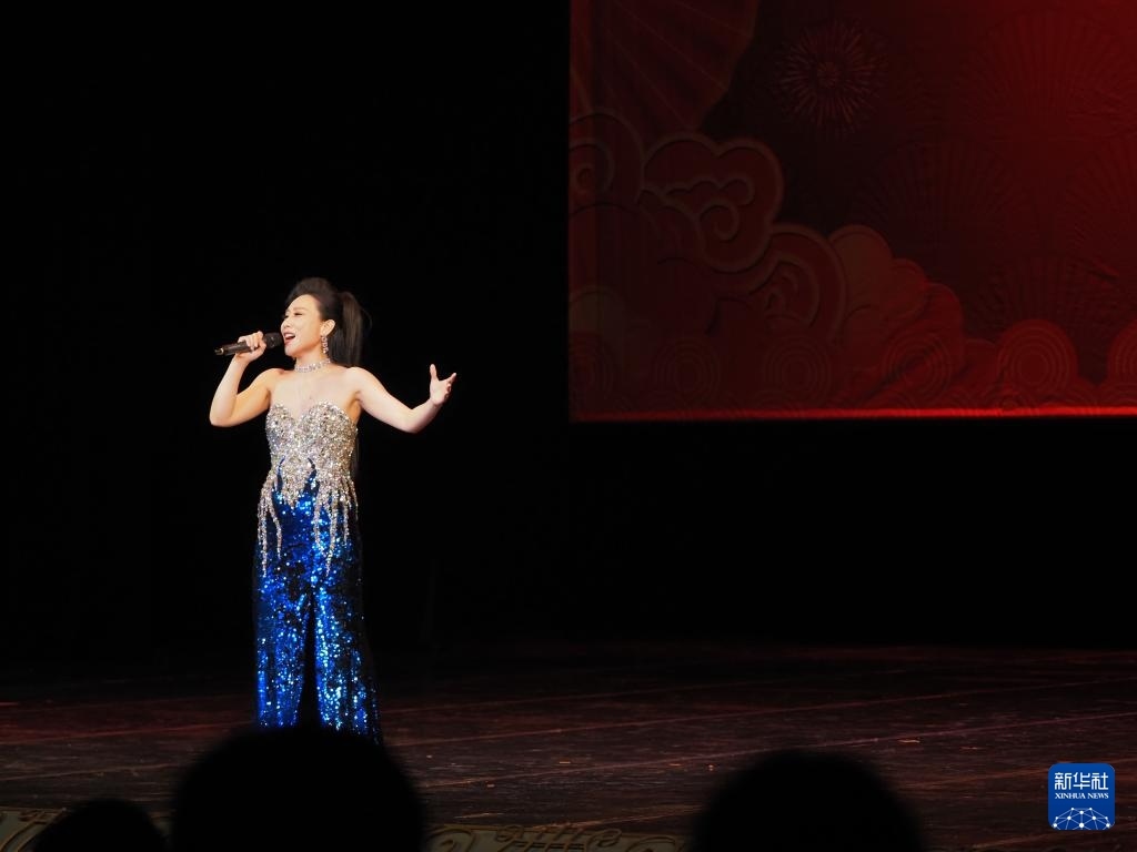 2月11日，歌手在哈薩克斯坦阿拉木圖的阿拜國家歌劇和芭蕾舞劇院演唱歌曲。新華社記者 趙宇 攝