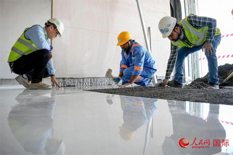 鋪地磚。人民網(wǎng)塔里克·易卜拉欣攝