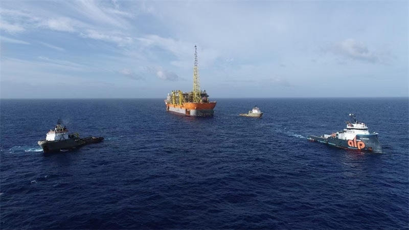 布濟(jì)烏斯七期項(xiàng)目浮式生產(chǎn)儲卸油裝置抵達(dá)油田區(qū)域。巴西國家石油公司供圖