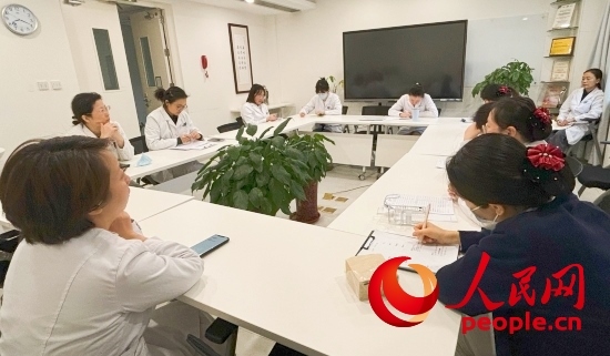 交班會上，海淀醫(yī)院安寧療護團隊討論患者和家屬需求。人民網記者 金慧慧攝