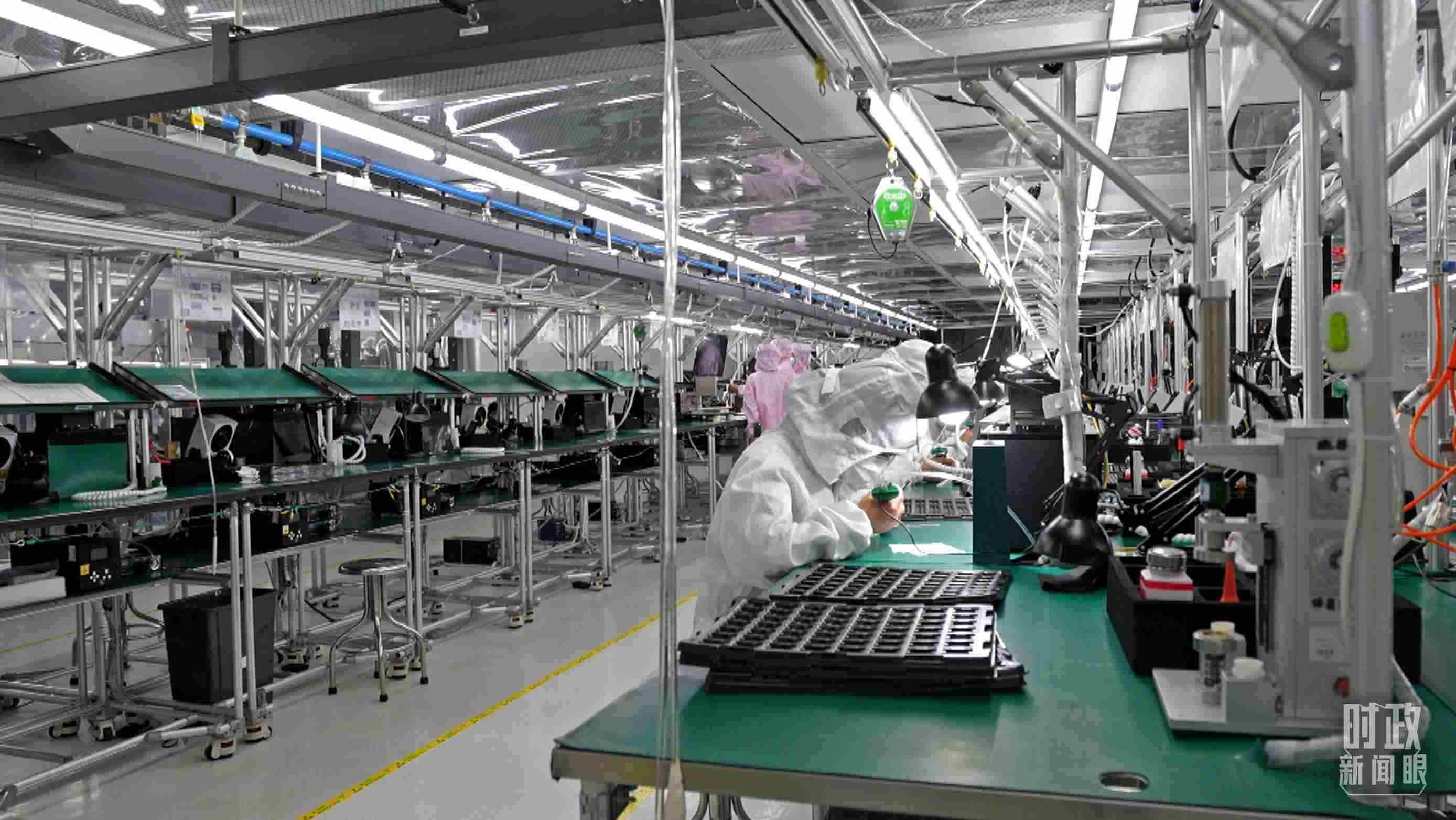 △四川省宜賓市極米光電有限公司的無塵車間光機(jī)組裝線。（總臺央視記者范學(xué)禹拍攝）