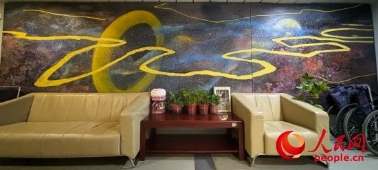 清華長庚醫(yī)院掛著一幅名為“生命長河”的畫，家屬將離世親人的名字寫在上面。人民網(wǎng) 陳葉欣攝