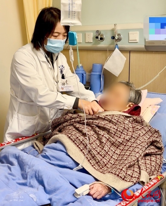 廖澤燕為張婆婆聽診。人民網(wǎng)記者 金慧慧攝