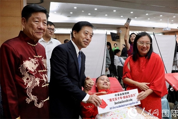 韓志強大使與獻(xiàn)血者代表合影。朱瀟逸攝