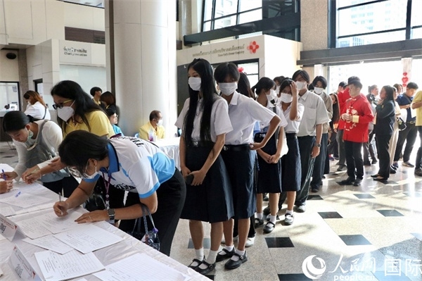 獻(xiàn)血者排隊填寫報名表。朱瀟逸攝
