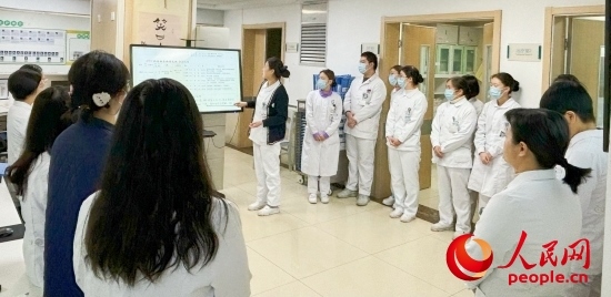 華西第四醫(yī)院姑息醫(yī)學科交班會上，護士介紹患者情況。人民網(wǎng)記者 金慧慧攝