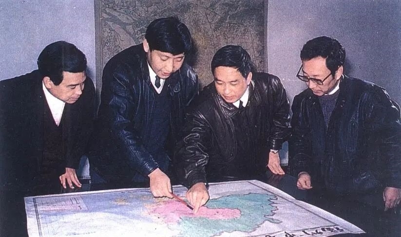 1991年12月，習近平與同事討論福州市戰(zhàn)略規(guī)劃設想。（圖源：《習近平在福州》）