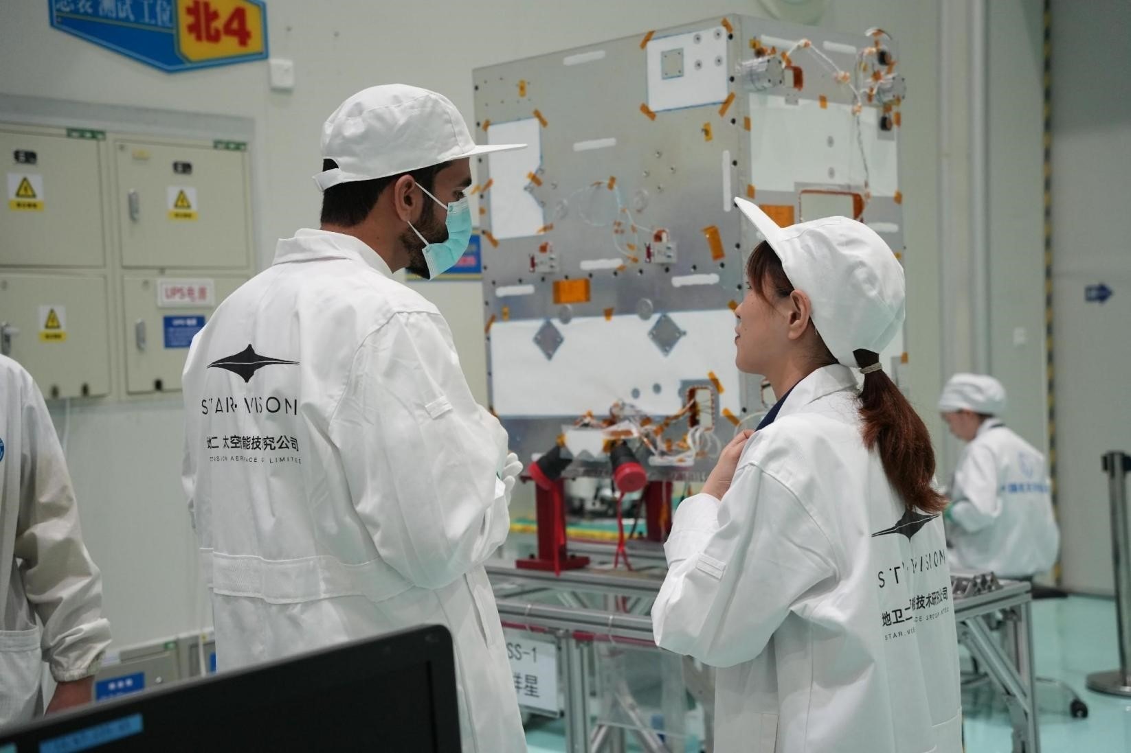 阿曼技術(shù)人員在中國接受培訓(xùn)。阿曼蘭斯航天公司供圖