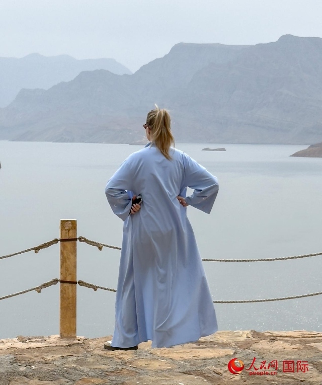 圖為一名游客正在俯瞰阿拉伯灣。人民網(wǎng) 塔里克·易卜拉欣攝