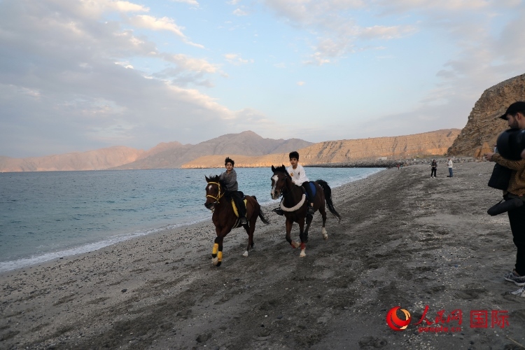 圖為游客在穆桑代姆一處海灘公園休閑玩耍。人民網(wǎng)記者 沈小曉攝