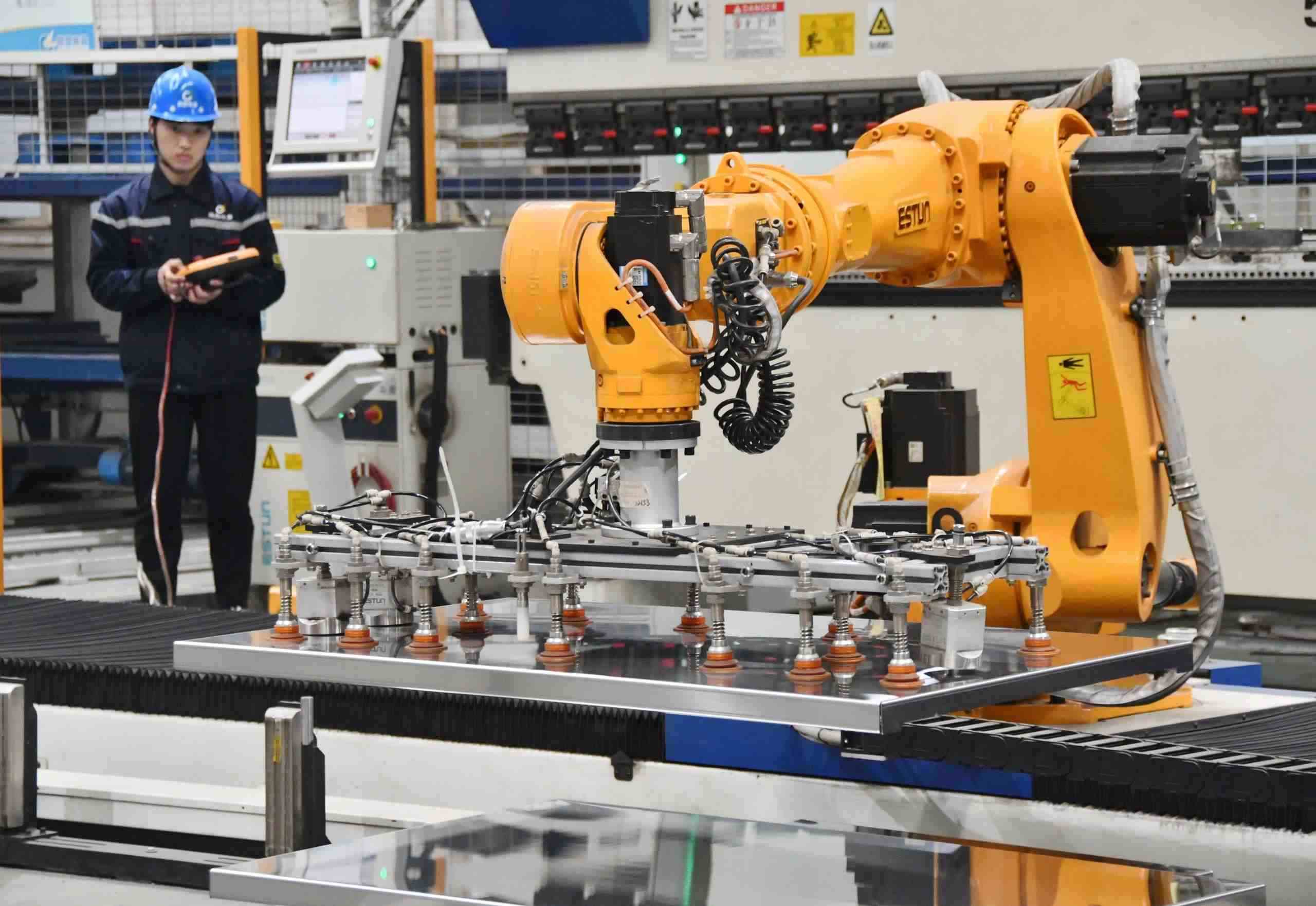 △2025年2月21日，河北邯鄲永年區(qū)工業(yè)園區(qū)的一家企業(yè)，工人正在操控工業(yè)機(jī)器人作業(yè)。